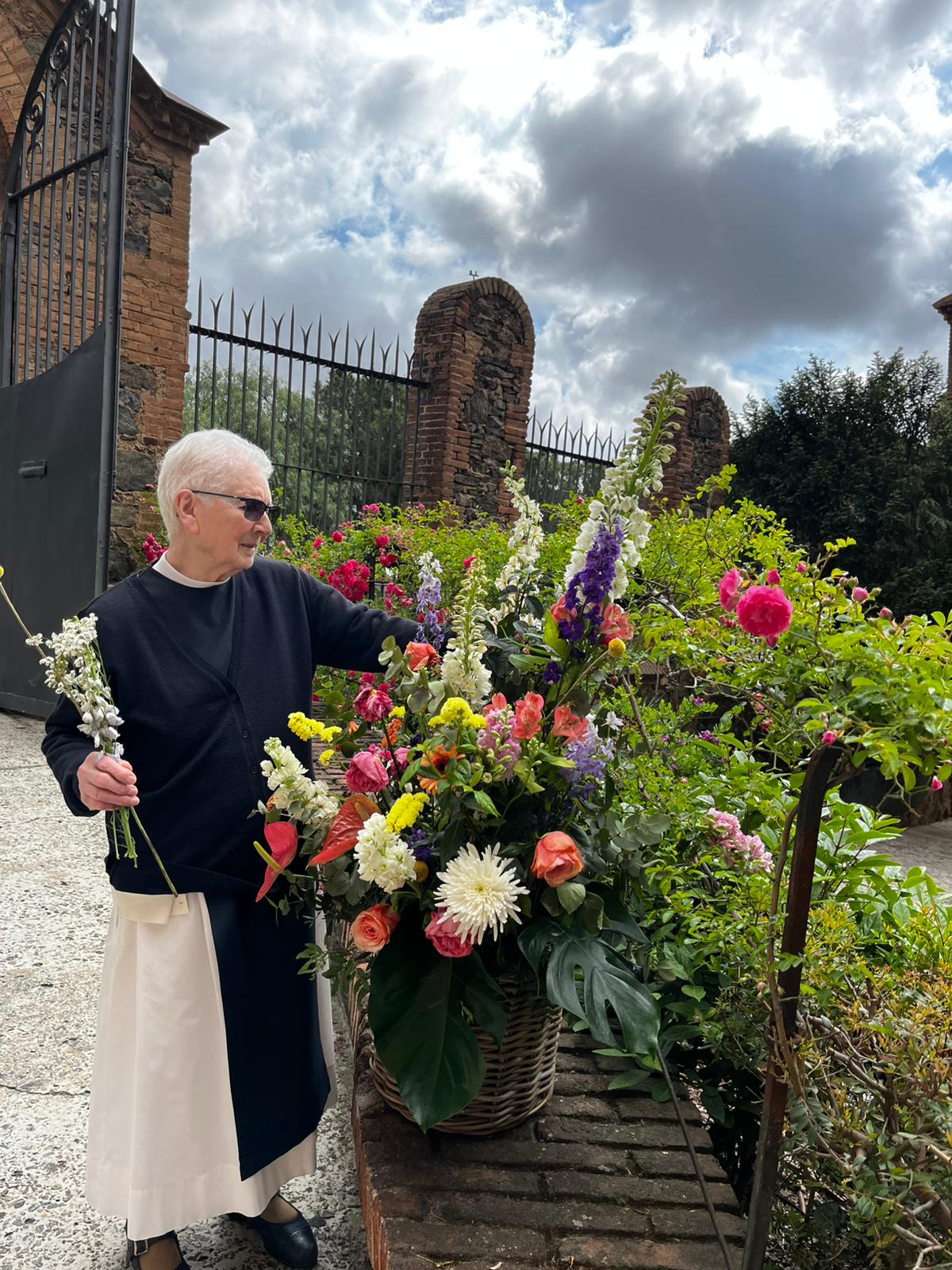 La germana Sagrari s'ocupa de les flors de l'església