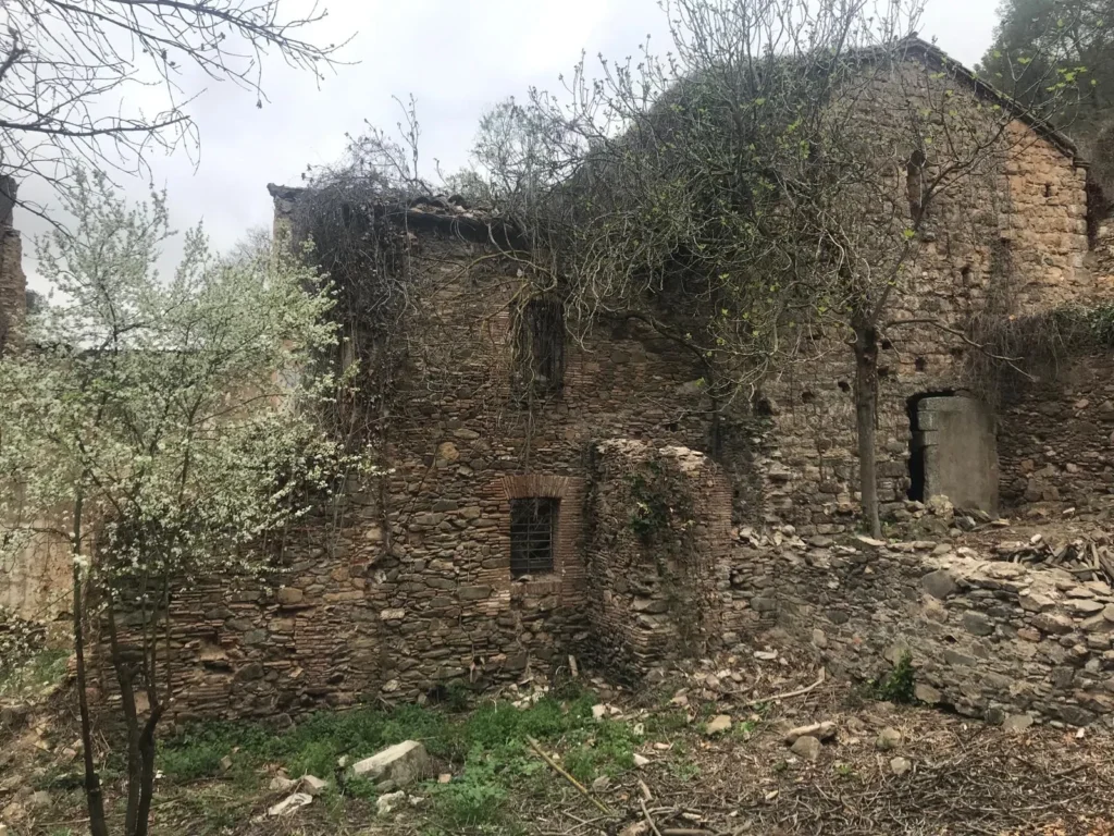 Estat de l'antic monestir de Valldonzella, a Collserola, fotografiat l'any 2024