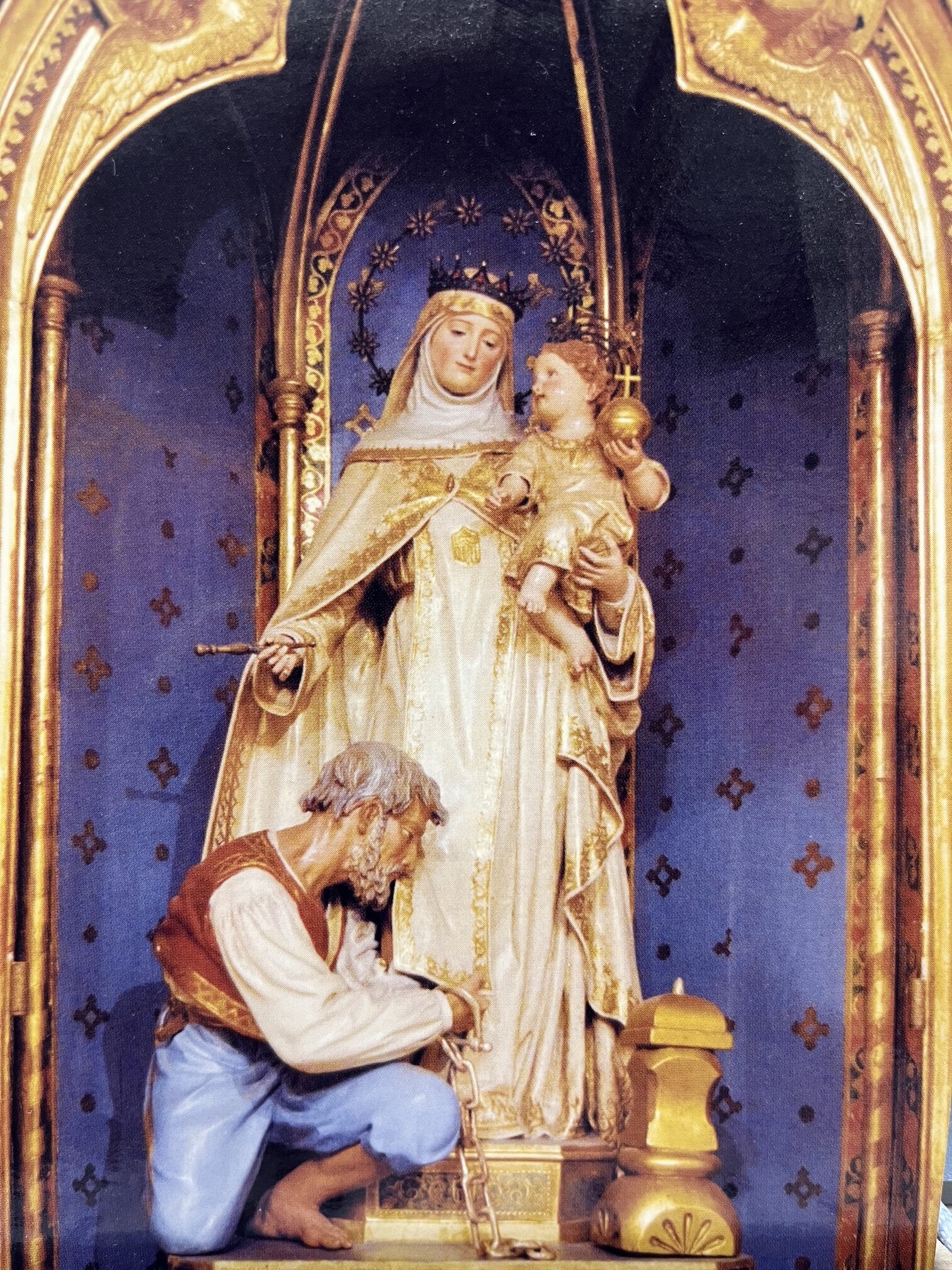 Mare de Déu de la Mercè, dins del retaule de l'oratori de la família Martorell. Projectat el 1878 per l'arquitecte Joan Martorell. Monestir de Santa Maria de Valldonzella